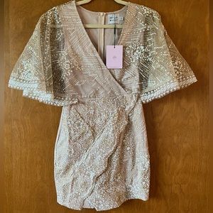HELLO MOLLY NWT CHAMPAGNE VNECK DRESS SIZE XS / US 2
